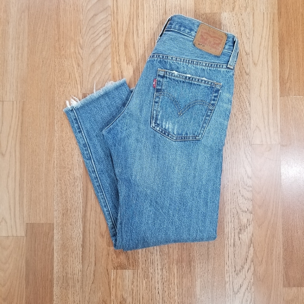 501 Levi's Medium Wash Distressed Button Fly Levi's Jeans. - Picture 11 of 15